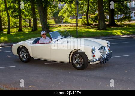 1960 60s, anni '60 bianco MG A 1600cc auto sportive britanniche; le auto da collezione sono in viaggio per esporre al Lytham Hall Summer Classic Car & Motorcycle Show 13th, un Classic Vintage Collectable Transport Festival. Foto Stock