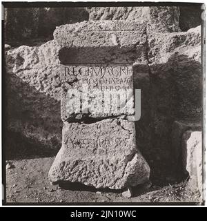 Fotografo sconosciuto, frammento di pietra con iscrizione a Baalbek (senza dat.): Vista. Foto, 20,2 x 20,2 cm (inclusi i bordi di scansione) senza bordi. Fotografie : Steinfragment mit Inschrift in Baalbek (ohne DAT.) Foto Stock