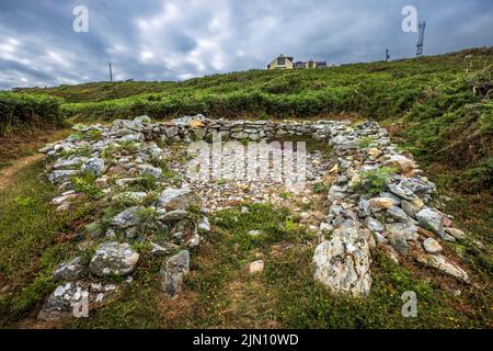 I resti di un cerchio di Hut dell'Età del ferro vicino alla montagna di Holyhead sull'isola Santa, Anglesey, Galles del Nord Foto Stock