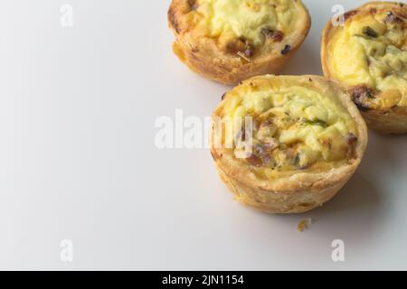 Mini quiche con pancetta ed erbe - fuoco selettivo Foto Stock