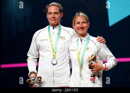 L'Inghilterra Sarah-Jane Perry (a sinistra) e Alison Waters con la medaglia d'argento dopo la partita di medaglia d'oro delle Donne doppie all'Università di Birmingham Hockey e Squash Center il giorno undici dei Giochi del Commonwealth 2022 a Birmingham. Data foto: Lunedì 8 agosto 2022. Foto Stock