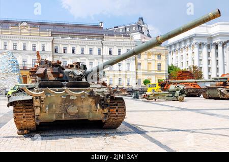 L'attrezzatura militare del nemico russo è esposta per ispezione in una delle piazze centrali della città di Kyiv. Foto Stock