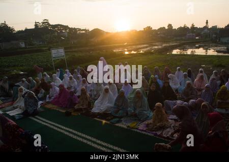 Molte persone si sono riunite per le attività di preghiera dell'Eid a Sukabumi, Indonesia Foto Stock