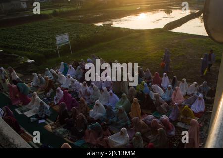 Molte persone si sono riunite per le attività di preghiera dell'Eid a Sukabumi, Indonesia Foto Stock