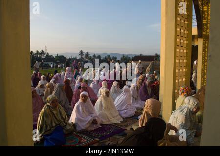 Molte persone si sono riunite per le attività di preghiera dell'Eid a Sukabumi, Indonesia Foto Stock