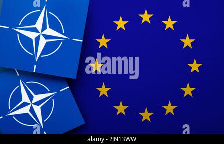 LONDRA, Regno Unito - Agosto 2022: Logo dell'alleanza militare della NATO del Trattato dell'Atlantico del Nord su una bandiera dell'Unione europea Foto Stock
