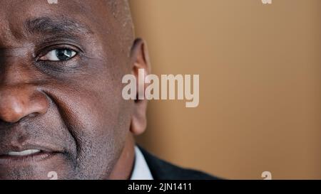 Closeup headshot mezzo maschio viso ritratto serio uomo africano maturo medio-vecchio architetto capo esperto vecchio anziano uomo d'affari solo persona pensiva Foto Stock