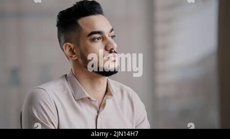 Sognare l'uomo arabo infelice profondo nei pensieri concentrato guardando via pensando difficile decisione ricerca di ispirazione ispanico maschio serio Foto Stock