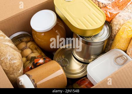 Set di sopravvivenza di alimenti non deperibili in scatola di cartone Foto Stock