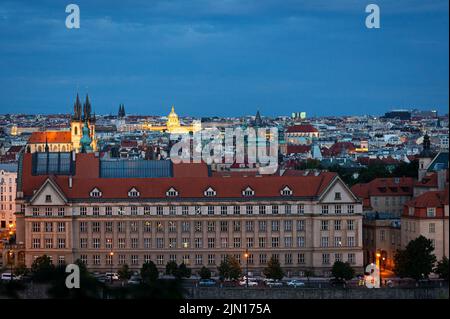 Città vecchia di Praga durante l'ora blu. In primo piano Facoltà di giurisprudenza, Università Carlo di Praga. Foto Stock