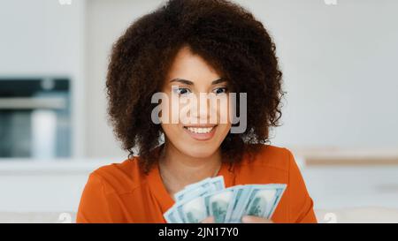 Ritratto al coperto ricco sorridente felice uscito riuscito afroamericano contare soldi del dollaro che tengono il credito di stipendio dal conteggio dei contanti del prestito della banca Foto Stock