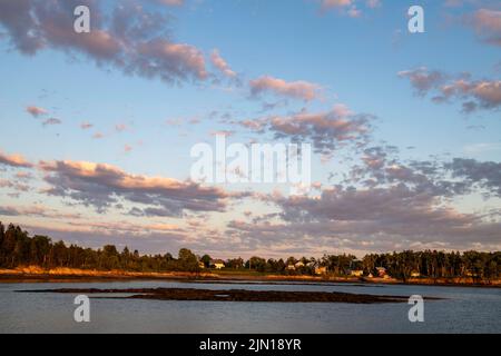 Luglio 3, 2022. Vista del collo di Harpswell da Barnes Island. Baia di casco, Maine. Foto Stock