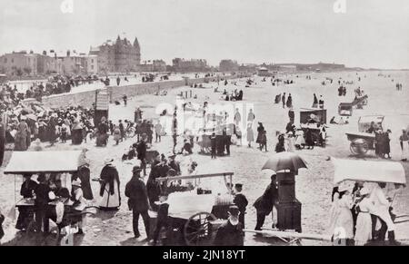 Weston-super-Mare, noto anche come Weston, North Somerset, Inghilterra. Una scena estiva sulle sabbie nel 19th secolo. Da tutta la costa, un Album di immagini da fotografie dei principali luoghi di interesse del mare in Gran Bretagna e Irlanda pubblicato Londra, 1895, da George Newnes Limited. Foto Stock