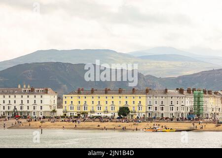 Llandudno North Wales regno unito 01 agosto 2022 Hotel vittoriani lungo la parte anteriore della località balneare gallese di llandudno, mostrando i turisti sulla Be Foto Stock