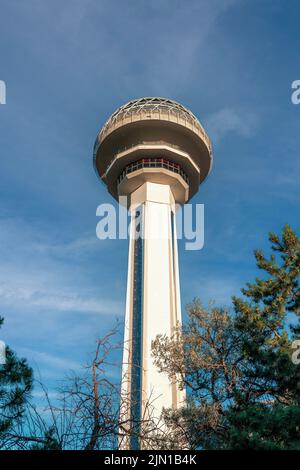 Ankara, Turchia - 05 luglio 2022: Atakule Tower è il punto di riferimento principale di Ankara, Turchia Foto Stock
