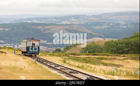 Llandudno North Wales regno unito 01 agosto 2022 la Grande Tramway Orme è solo funicolare britannica, o tram trainato via cavo che viaggia su strada pubblica Foto Stock