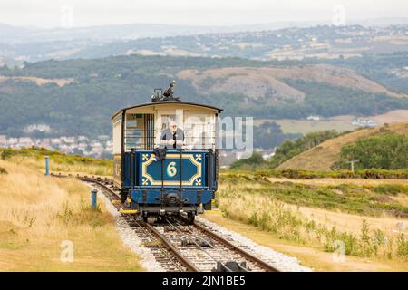 Llandudno North Wales regno unito 01 agosto 2022 la Grande Tramway Orme è solo funicolare britannica, o tram trainato via cavo che viaggia su strada pubblica Foto Stock