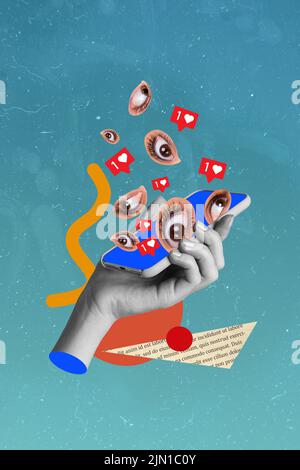 Immagine collage verticale della mano umana bianco nero gamma tenere telefono come avviso occhi guardare isolato sul disegno sfondo Foto Stock