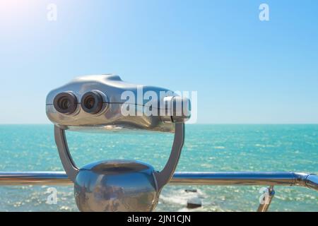 Piattaforma di osservazione con binoculare per vedere il mare dell'oceano Foto Stock