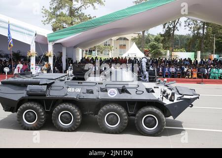 Yamoussoukro, Costa d'Avorio. 7th ago 2022. Un veicolo blindato è visto durante una parata militare che segna il 62nd anniversario dell'indipendenza della Costa d'Avorio a Yamoussoukro, Cote d'Avorio, 7 agosto 2022. Credit: Yvan Sonh/Xinhua/Alamy Live News Foto Stock