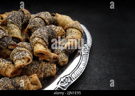 Biscotti in bagel con semi di marmellata e papavero con spazio per il testo Foto Stock