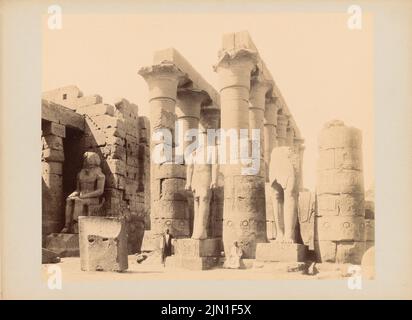 Fotografo sconosciuto, Tempio di Luxor (senza dat.): Vista di colonnati e statue. Foto su cartone, 23,6 x 32,3 cm (inclusi i bordi di scansione) senza bordi. Fotografa : Tempel von Luxor (Theben-Ost) Foto Stock