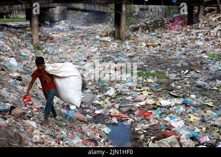 Dhaka, Dhaka, Bangladesh. 8th ago 2022. I fiumi e i canali di Dhaka sono pieni di rifiuti di plastica. Tutti i canali sono collegati al fiume ma non c'è flusso d'acqua nei canali ora. Ogni canale è una montagna spazzatura di politene. Milioni di sacchetti di plastica scartati incautamente ostruiscono i canali della capitale e aumentano l'inquinamento. (Credit Image: © Syed Mahabubul Kader/ZUMA Press Wire) Foto Stock