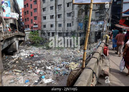 Dhaka, Dhaka, Bangladesh. 8th ago 2022. I fiumi e i canali di Dhaka sono pieni di rifiuti di plastica. Tutti i canali sono collegati al fiume ma non c'è flusso d'acqua nei canali ora. Ogni canale è una montagna spazzatura di politene. Milioni di sacchetti di plastica scartati incautamente ostruiscono i canali della capitale e aumentano l'inquinamento. (Credit Image: © Syed Mahabubul Kader/ZUMA Press Wire) Foto Stock