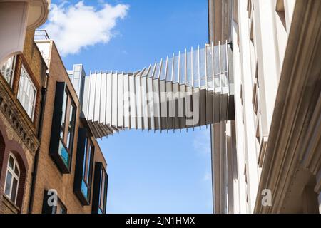 Una passerella sopraelevata che conduce fuori dalla Royal Opera House a Covent Garden, Londra, Regno Unito Foto Stock