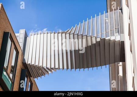 Una passerella sopraelevata che conduce fuori dalla Royal Opera House a Covent Garden, Londra, Regno Unito Foto Stock