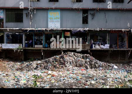 Dhaka, Dhaka, Bangladesh. 8th ago 2022. I fiumi e i canali di Dhaka sono pieni di rifiuti di plastica. Tutti i canali sono collegati al fiume ma non c'è flusso d'acqua nei canali ora. Ogni canale è una montagna spazzatura di politene. Milioni di sacchetti di plastica scartati incautamente ostruiscono i canali della capitale e aumentano l'inquinamento. (Credit Image: © Syed Mahabubul Kader/ZUMA Press Wire) Foto Stock