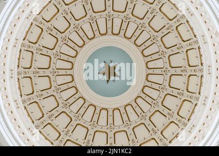 Austin, Texas - 23 maggio 2022: All'interno della rotonda del palazzo del governo del Texas, il soffitto a cupola con la parola Texas e stella solitaria. Foto Stock
