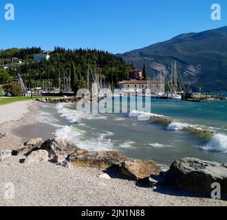 comune mediterraneo Riva del Garda tra le montagne del lago di Garda in Lombardia Foto Stock