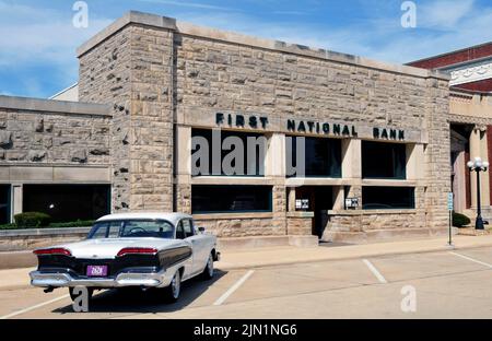 Progettato dall'architetto Frank Lloyd Wright per Frank L. Smith, questo è ora il Dwight Banking Center of Peoples National Bank of Kewanee di Dwight, Illinois. Foto Stock