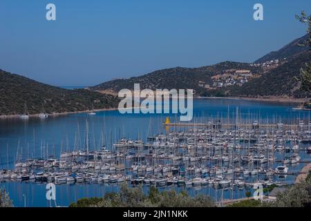 Kas, Antalya, Turchia - 4 luglio 2022: Barche di lusso e yacht nel porto, vista aerea del porto turistico yacht Foto Stock