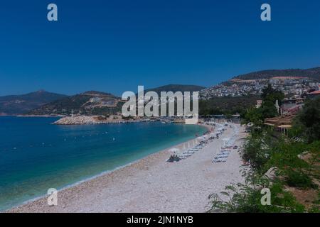 Kalkan, Antalya, Turchia – 6 luglio 2022: Spiaggia pubblica di Kalkan resort, estate sulla spiaggia Foto Stock