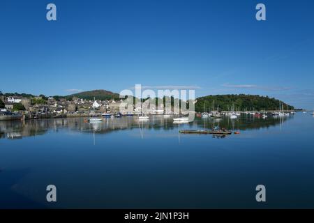 Il magnifico estuario di Conwy si estende tra il Castello di Deganwy e il Castello di Conwy nel Galles del Nord. Conwy è una delle città medievali più belle d'Europa. Foto Stock