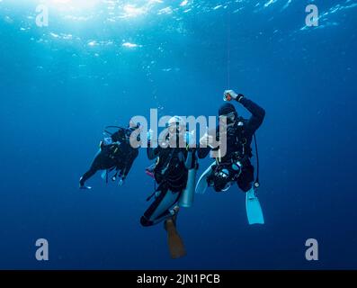 I subacquei si fermano in sicurezza nelle acque tropicali del Mare delle Andamane Foto Stock