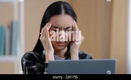 Malessere femmina Asian coreano giapponese cinese ragazza millennial business donna stanco esausto lavoratore manager stressante studente con laptop sensazione di stanchezza Foto Stock