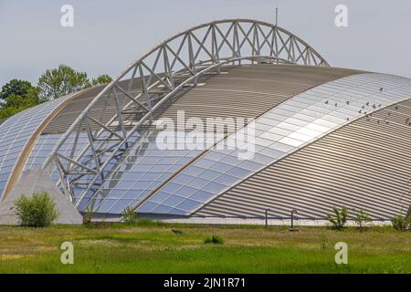 Sostenere la trave in acciaio nella parte superiore della struttura dell'edificio Sports Hall Foto Stock
