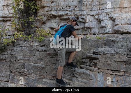 Giovane donna escursionista parete di arrampicata in Guadalupe Mountains Foto Stock