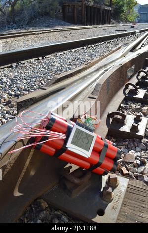 Bomba a orologeria in dinamite, su binari ferroviari Foto Stock