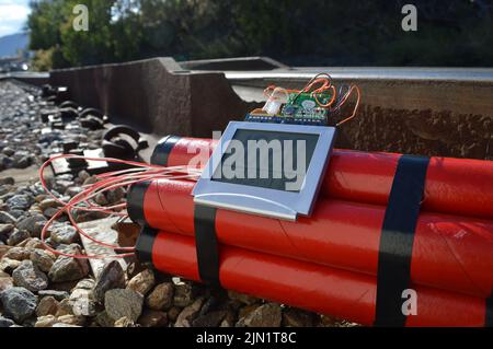 Bomba a orologeria in dinamite, su binari ferroviari Foto Stock