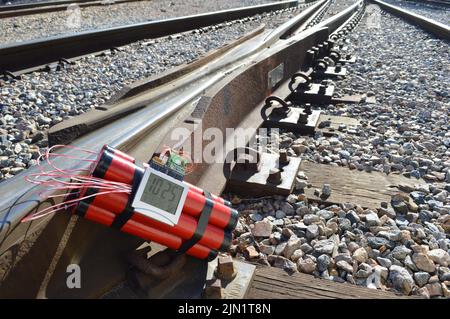 Bomba a orologeria in dinamite, su binari ferroviari Foto Stock