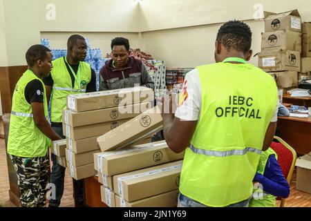 Nakuru, Kenya. 08th ago 2022. I funzionari della Commissione elettorale indipendente e delle frontiere preparano materiale elettorale in un magazzino temporaneo in Kenya Industrial Technical Training Institute (KITI) nella circoscrizione di Nakuru Town East. I kenioti si dirigeranno alle elezioni generali domani, 9 agosto 2022. Credit: SOPA Images Limited/Alamy Live News Foto Stock