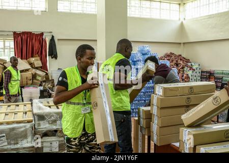 Nakuru, Kenya. 08th ago 2022. I funzionari della Commissione elettorale indipendente e delle frontiere preparano materiale elettorale in un magazzino temporaneo in Kenya Industrial Technical Training Institute (KITI) nella circoscrizione di Nakuru Town East. I kenioti si dirigeranno alle elezioni generali domani, 9 agosto 2022. Credit: SOPA Images Limited/Alamy Live News Foto Stock