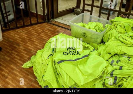 Nakuru, Kenya. 08th ago 2022. I materiali della Commissione elettorale indipendente e confini in un magazzino temporaneo. I kenioti si dirigeranno alle elezioni generali domani, 9 agosto 2022. Credit: SOPA Images Limited/Alamy Live News Foto Stock