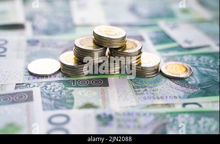 Sfondo dal denaro. Banconote polacche. 100 carta zloty e monete Foto Stock