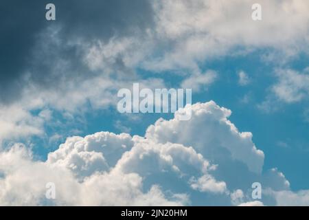 Alte nuvole bianche epiche su cielo blu soleggiato. Cielo sfondo nuvoloso Foto Stock