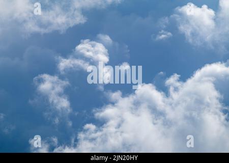 Alte nuvole bianche epiche su cielo blu. Cielo sfondo nuvoloso Foto Stock